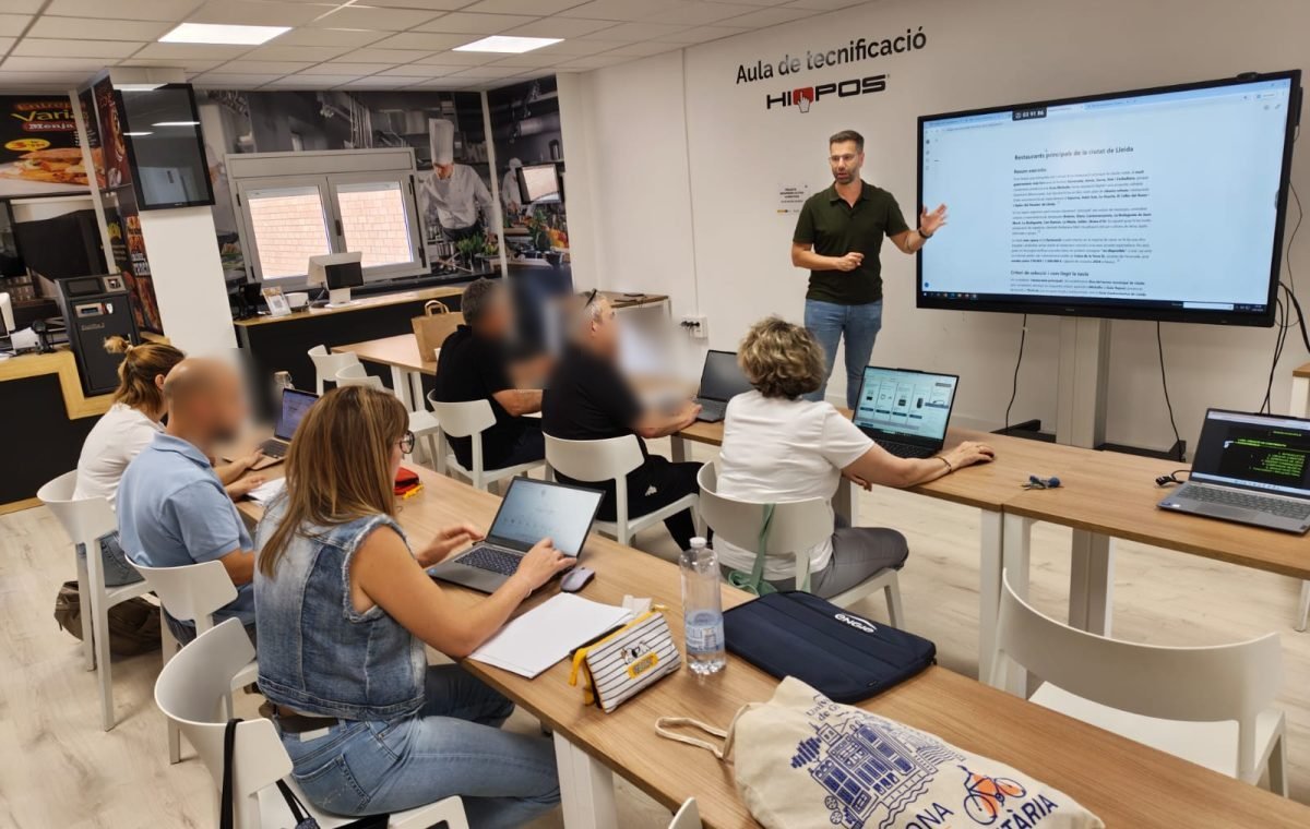 Equipo de XÈRPIA en una sesión de formación con docentes